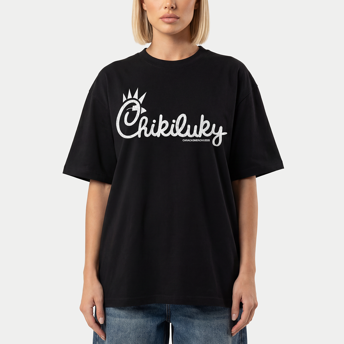 Una modelo llevando la camiseta negra «Chikiluky» de Caracas Merch